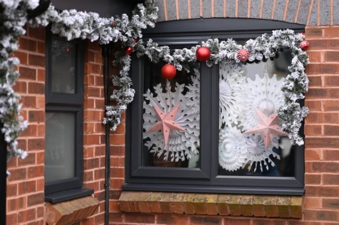 How to decorate your outside windows for christmas