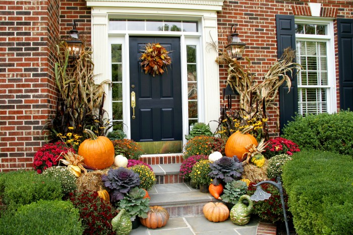 When do most people start decorating for fall